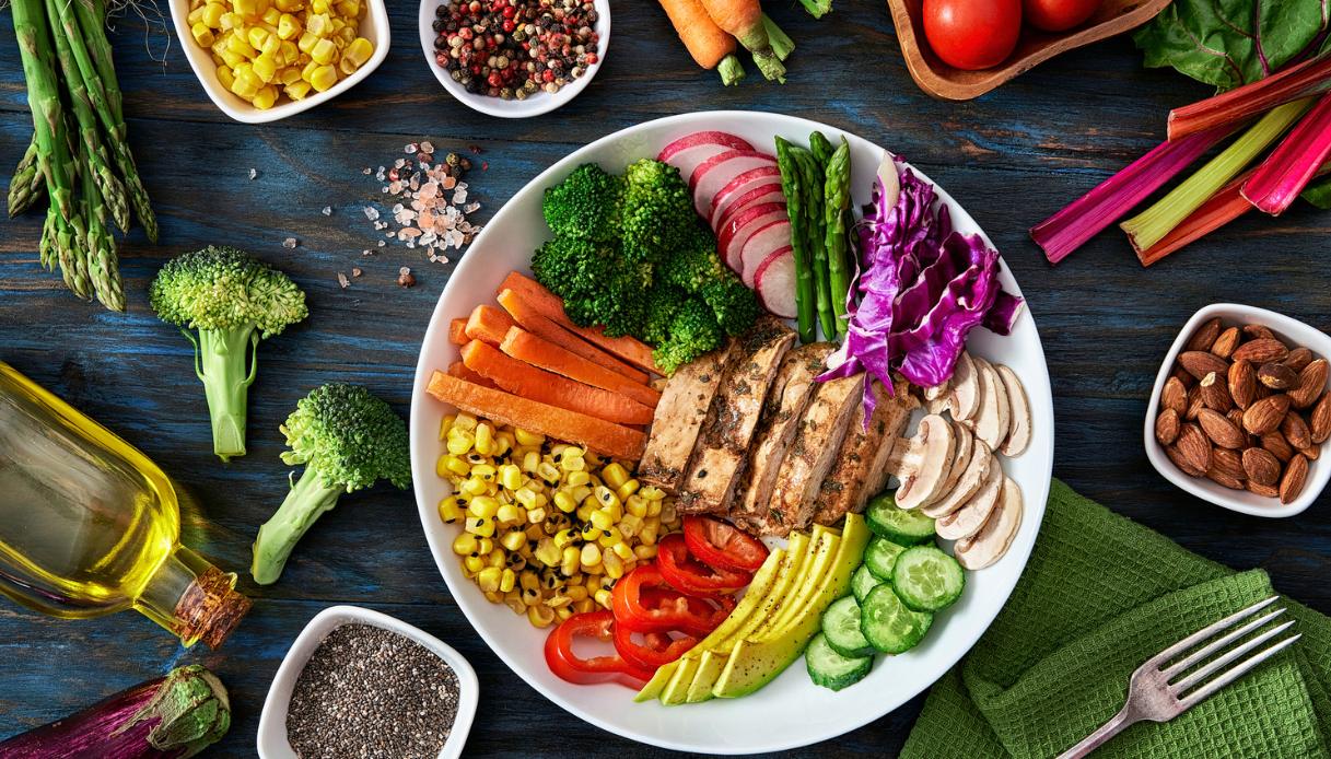 Dieta fibremaxxing: cos’è il nuovo trend di TikTok e cosa dice davvero la scienza sulle fibre