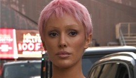 Bianca Censori non cambia stile, lingerie crema e minigonna argento