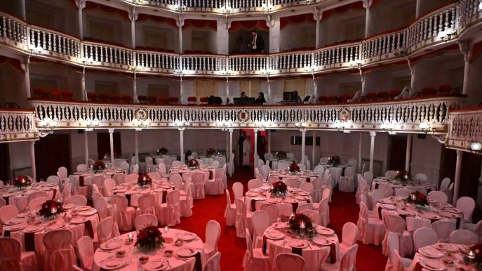 Teatro Sannazaro a Napoli: la storia, le decorazioni di Vincenzo Paliotti, il caffè dedicato a Luisa Conte