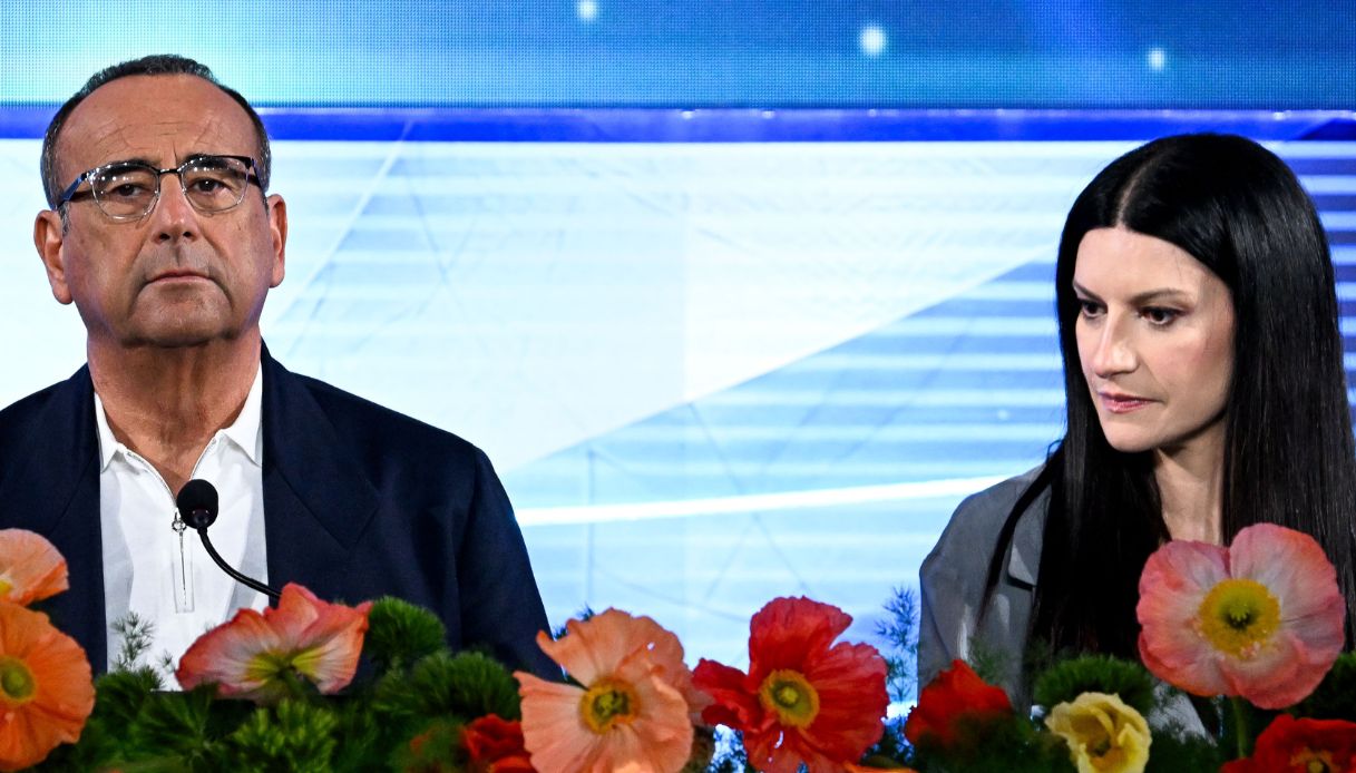 Sanremo 2026, la prima conferenza stampa. Conti e Pausini in lacrime, Fiorello a sorpresa