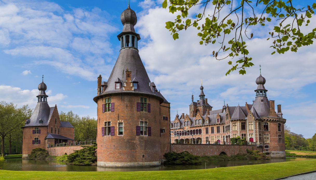 Il castello di Ooidonk, una fortezza da favola con torrioni a cipolla, fossato e un parco incantato