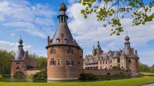 Il castello di Ooidonk, una fortezza da favola con torrioni a cipolla, fossato e un parco incantato
