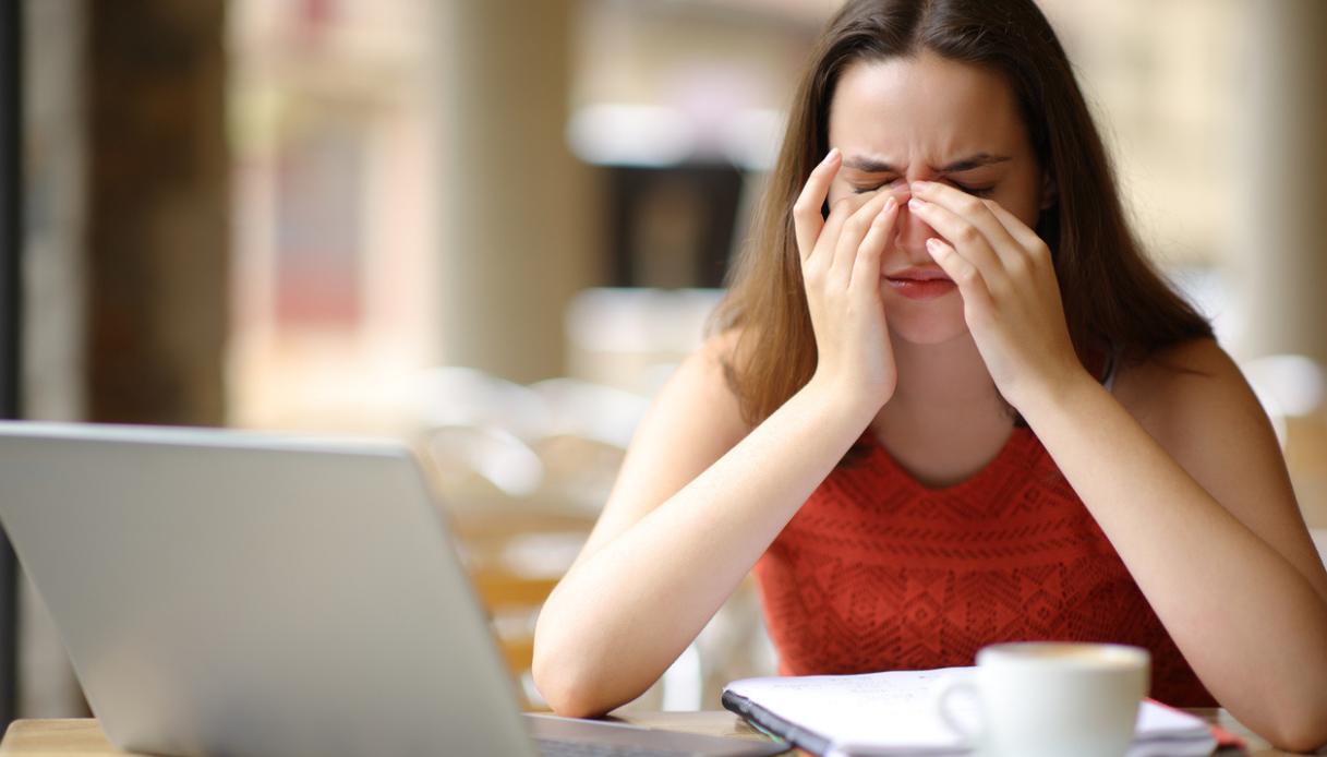 Occhi stanchi e bruciore da computer: i migliori colliri, integratori e rimedi per chi lavora ore al PC
