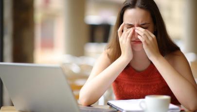 Occhi stanchi e bruciore da computer: i migliori colliri, integratori e rimedi per chi lavora ore al PC