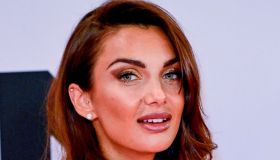 Sanremo, Elettra Lamborghini rilancia i pois su camicie e mini dress. Non vediamo l’ora di indossarli