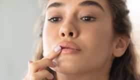 Come eliminare il codice a barre labbra? L’esperta risponde