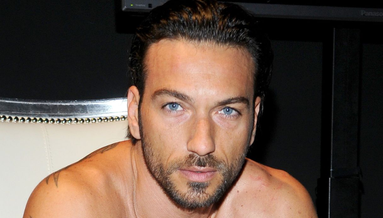 costantino vitagliano e la fuga all8217estero cosa hanno fatto maria de filippi e costanzo