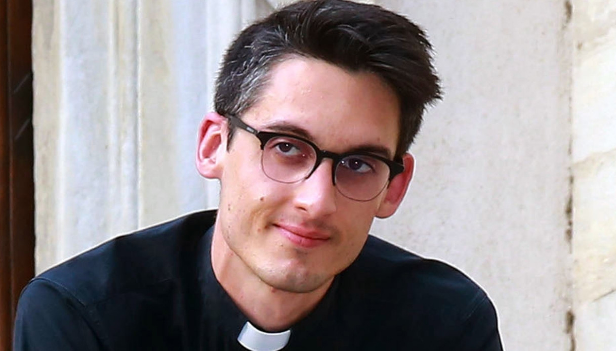 Don Ravagnani lascia il sacerdozio, il prete influencer da 200mila follower: "Cuore più libero e vero"