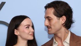 Dove e Damiano David, innamorati sul red carpet: abito rosa da sogno per lei, completo rétro per lui