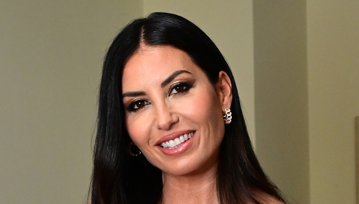 Elisabetta Gregoraci, il look sparkling da Jessica Rabbit con guanti da opera