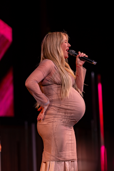 Ellie Goulding incinta sul red carpet al BAFTA Gala 2026 con abito nude aderente in tulle e satin