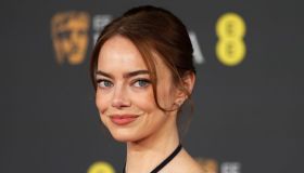 Emma Stone radiosa ai BAFTA: il trucco è un balsamo labbra. E noi abbiamo scovato il suo gemello economico