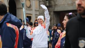 Olimpiadi invernali 2026, i tedofori accendono Milano: da Mahmood a Federica Pellegrini