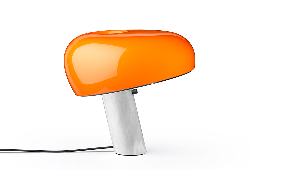 Lampada Snoopy arancione con base inclinata in marmo bianco e diffusore lucido