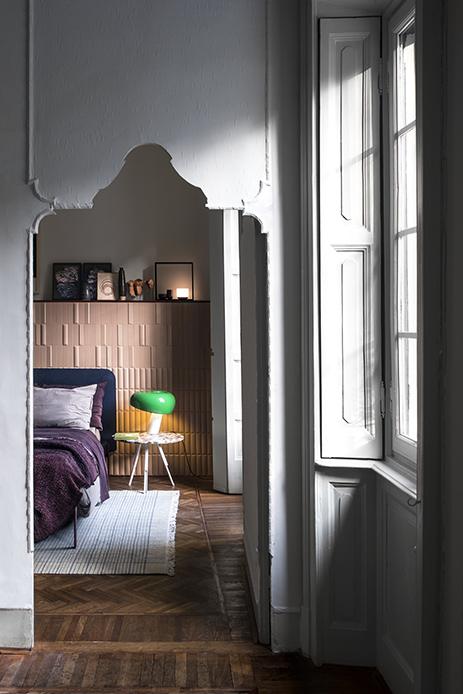 Lampada Snoopy verde su tavolino in una camera con parquet e finestra alta