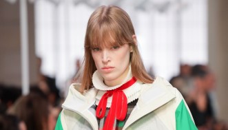 Jenna Ortega elegge la giacca di pelle definitiva dell’autunno: è lunga e nera. E sta bene a tutte