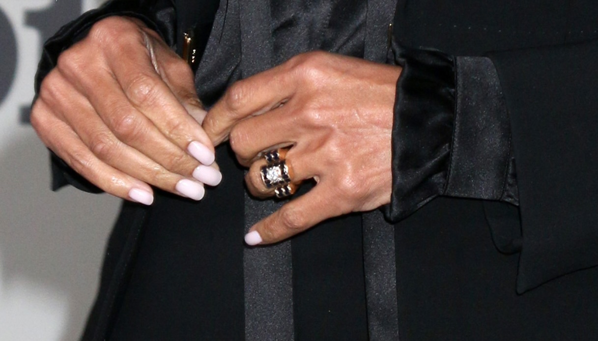 Halle Berry primo piano con anello di fidanzamento da 200mila dollari