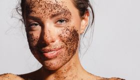 Anche la pelle più sensibile non deve rinunciare allo scrub per rinnovarsi e illuminarsi. 7 prodotti da provare
