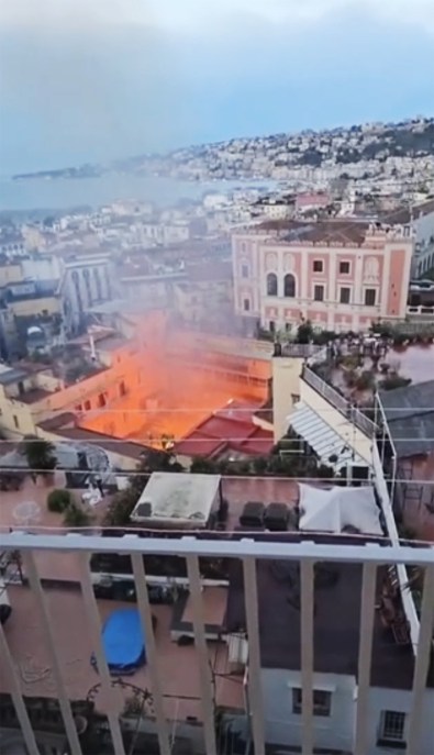 Teatro Sannazaro di Napoli in fiamme