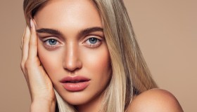 Trucca labbra e guance con un solo balsamo stick che protegge la pelle dal freddo e dai raggi UV