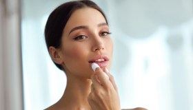 Il burrocacao all’acido ialuronico per labbra rimpolpate e idratate è il mai più senza del beauty case invernale