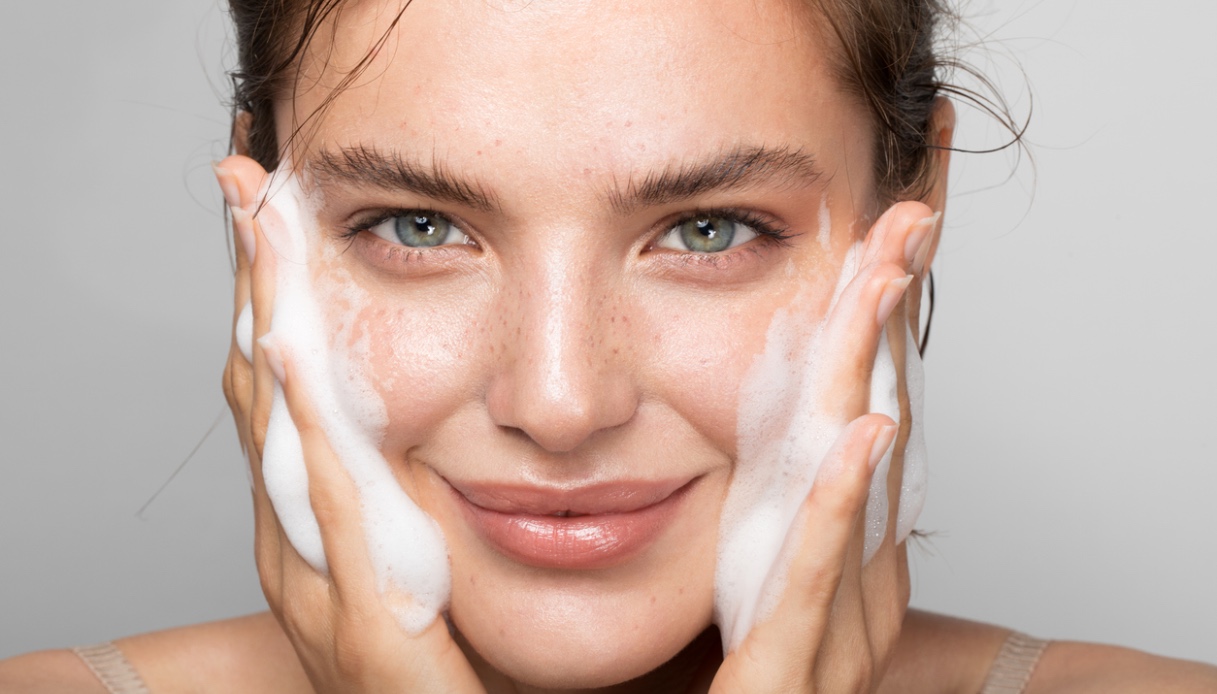 Il detergente che riequilibra e illumina la pelle è l’alleato beauty da provare ora