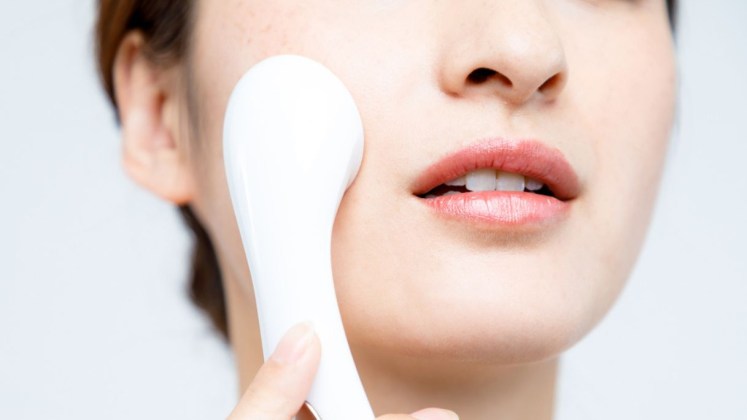 Il dispositivo coreano che rende la pelle luminosissima e ha fatto impazzire su TikTok è su Amazon. In sconto