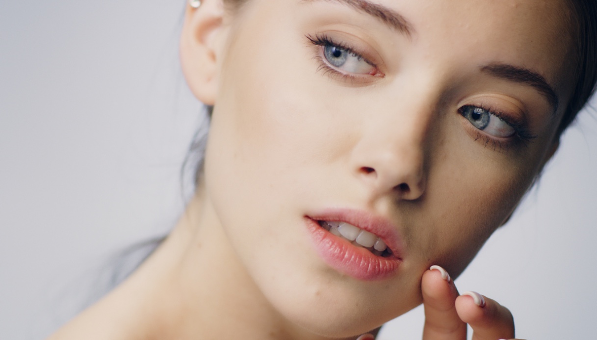 Bye bye pelle lucida del viso. Il roller viso opacizzante più venduto è il segreto da portare sempre con te