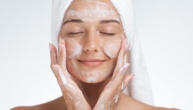 Esfolia, rimuove le impurità, idrata e lenisce la pelle. Il sapone allo zolfo è l’alleato mai più senza della tua skincare routine