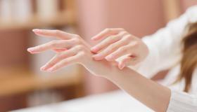 Perché le unghie si spezzano di più in inverno? I consigli dell’esperto e gli integratori per proteggerle dal gelo
