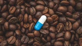 Caffè e farmaci: quando la pausa caffè interferisce con la terapia