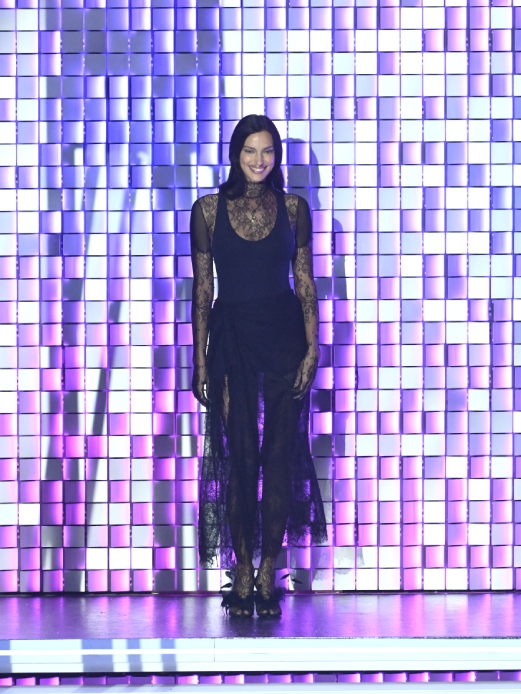 Irina Shayk, il primo abito indossato a Sanremo 2026