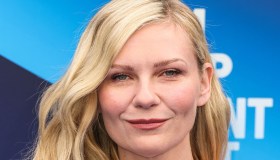 Kirsten Dunst, piccolo incidente couture: il vestito si rompe sul più bello