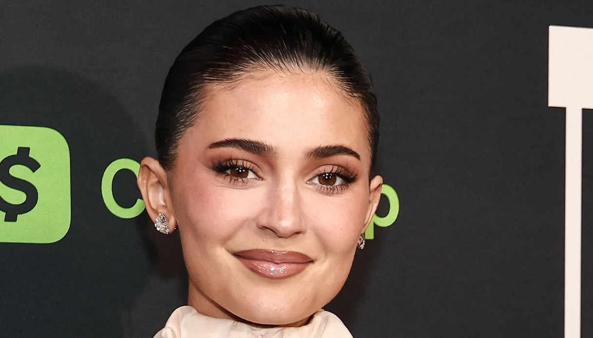 Kylie Jenner si fa un regalo di San Valentino: il charm gioiello da migliaia di dollari conquista Instagram