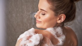 Avvolgente e nutriente, questa crema doccia è una coccola per il corpo, ed è praticamente regalata