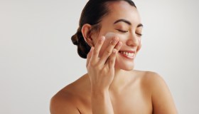 La crema idratante dalla formula urto che rigenera la barriera cutanea mentre corregge i segni del tempo