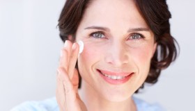 La crema viso notte dall’effetto anti age è l’elisir di bellezza per pelli mature da provare
