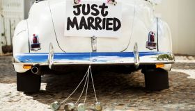 Lattine legate all’auto degli sposi: origini e perché della tradizione