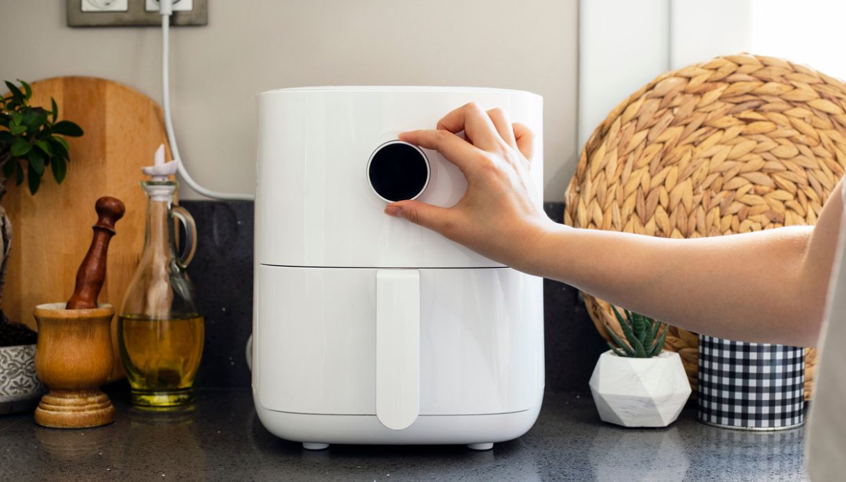 Tutte le vogliono, oggi costano pochissimo: le friggitrici ad aria più cercate e vendute su Amazon in offerta lampo