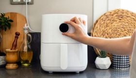 Tutte le vogliono, oggi costano pochissimo: le friggitrici ad aria più cercate e vendute su Amazon in offerta lampo
