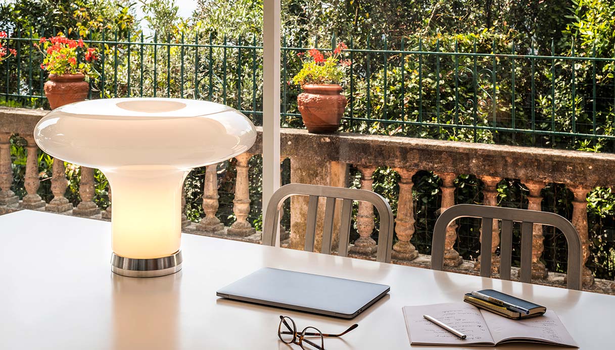 Lampada Lesbo con grande diffusore bianco in vetro su tavolo da esterno