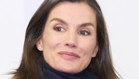 Letizia di Spagna, il cappotto da Regina è blu navy e a doppiopetto