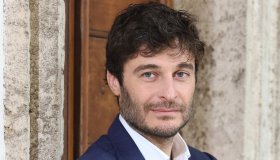 Lino Guanciale si commuove a Domenica In: il ricordo dei genitori è dolcissimo