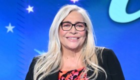 Teo Mammuccari come Elvis a Domenica In, Mara Venier scatenata balla con tutti