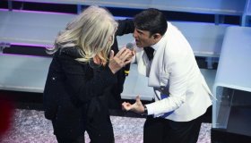 Mara Venier vera protagonista della finale di Sanremo 2026, il “dono” di J-Ax e il ballo con Sal Da Vinci