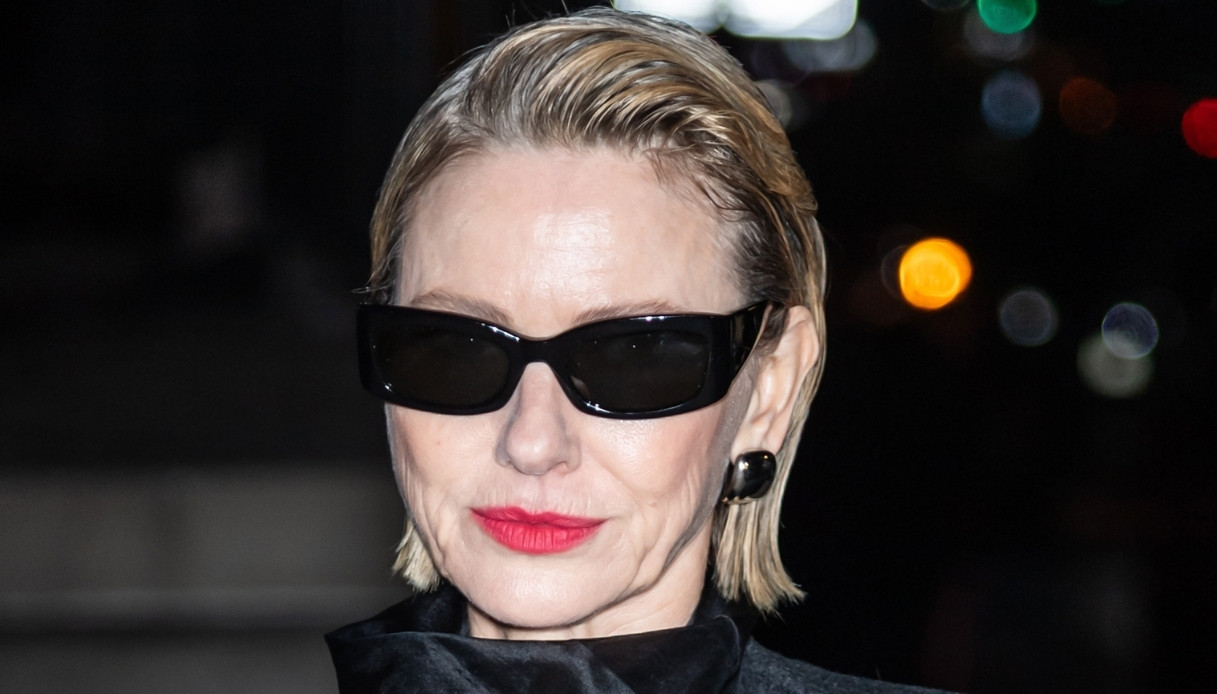 Naomi Watts osa con l’abito trasparente alla New York Fashion Week ed è vittima di un incidente