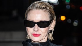 Naomi Watts osa con l’abito trasparente alla New York Fashion Week ed è vittima di un incidente