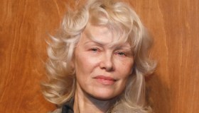 Pamela Anderson torna al biondo e opta per un corto scalato: il nuovo look a New York