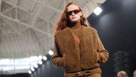 È Teddy Chic, 6 soffici (e tenerissimi) accessori con cui scaldarsi nell’inverno 2026, dalla borsa alle scarpe