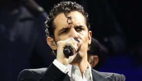 Cerimonia di Chiusura delle Olimpiadi 2026, Achille Lauro in frac e l’omaggio a Ornella Vanoni